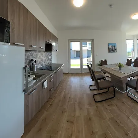 アパート Zea Apartmanhaz