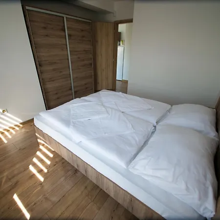 Zea Apartmanhaz アパート バラトンフェニヴェシュ