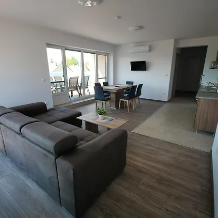 Zea Apartmanhaz * Balatonfenyves