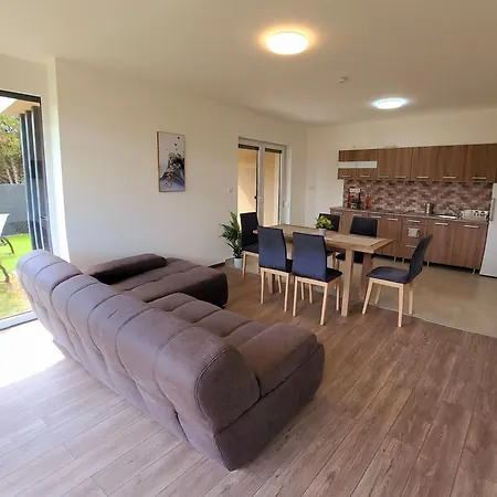 アパート Zea Apartmanhaz